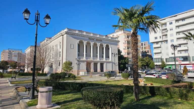 Benet Beci përgënjeshtron lajmin për shkrirjen e Teatrit Migjeni në Shkodër: Institucionet kulturore nuk janë më arat e babës!
