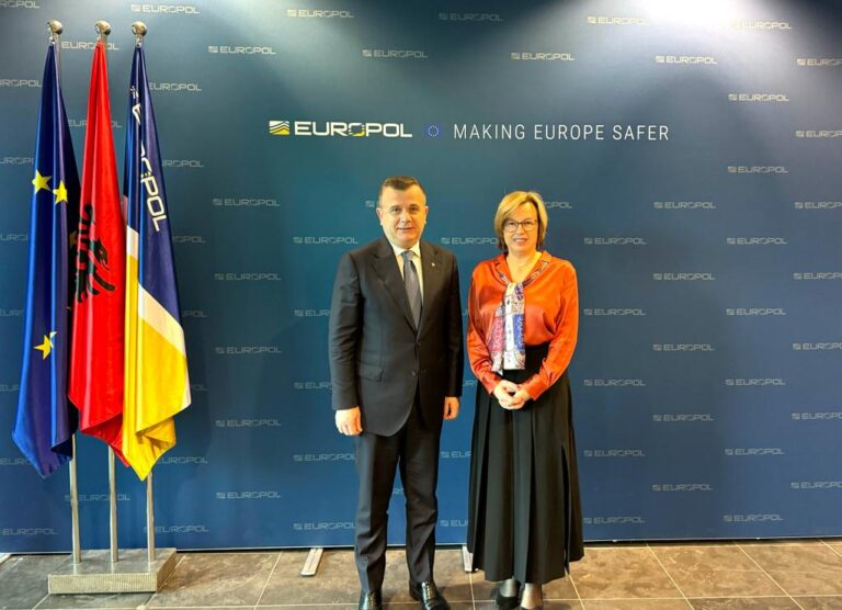 Ministri Balla në Hagë me zyrtaren e EUROPOL: Bashkëpunim për vetëpastrimin e Policisë së Shtetit