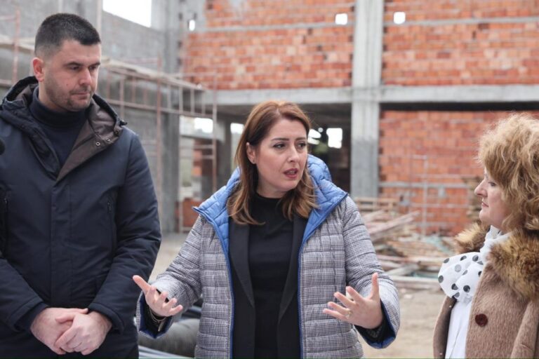 Investimi në Lekaj të Rrogozhinës, Manastirliu: Plani për infrastrukturën arsimore, përfundojnë 100 shkolla