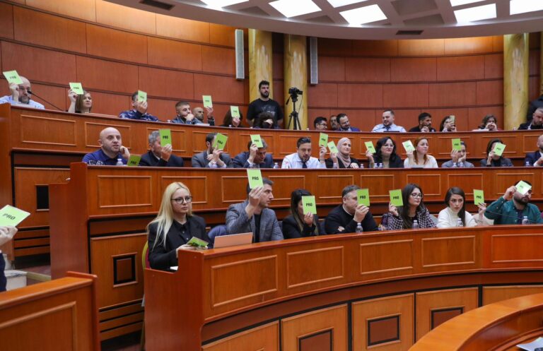 Këshilltarët e Berishës, Bashës dhe Qorrit nuk votojnë ndihmën ekonomike dhe bonusin e qirasë për të pastrehët