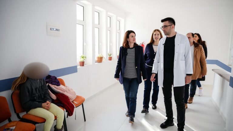 Ministrja Koçiu në qendrën Shëndetësore Libohovë: Deri tani rreth 500 doza kundër gripit