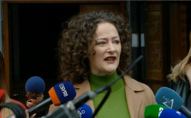 Argita pret mbështetësit e Sali Berishës: Ju jeni misionarët e lirisë suaj, që nga kjo rrugicë do të shtrihet në çdo cep të vendit
