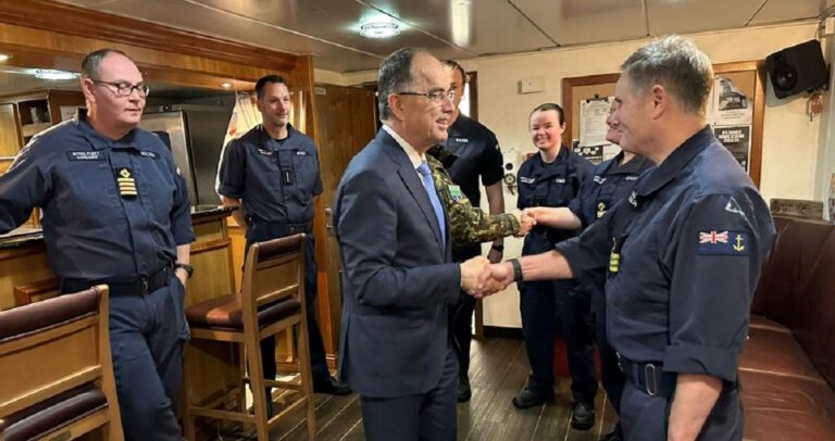 FOTO/ Presidenti Begaj në bordin e anijes ushtarake britanike: Stabilitet në rajon