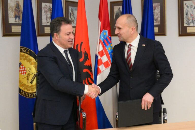 Peleshi në Zagreb, pritet nga krerët e shtetit: Krenarë për rrugëtimin e përbashkët në NATO