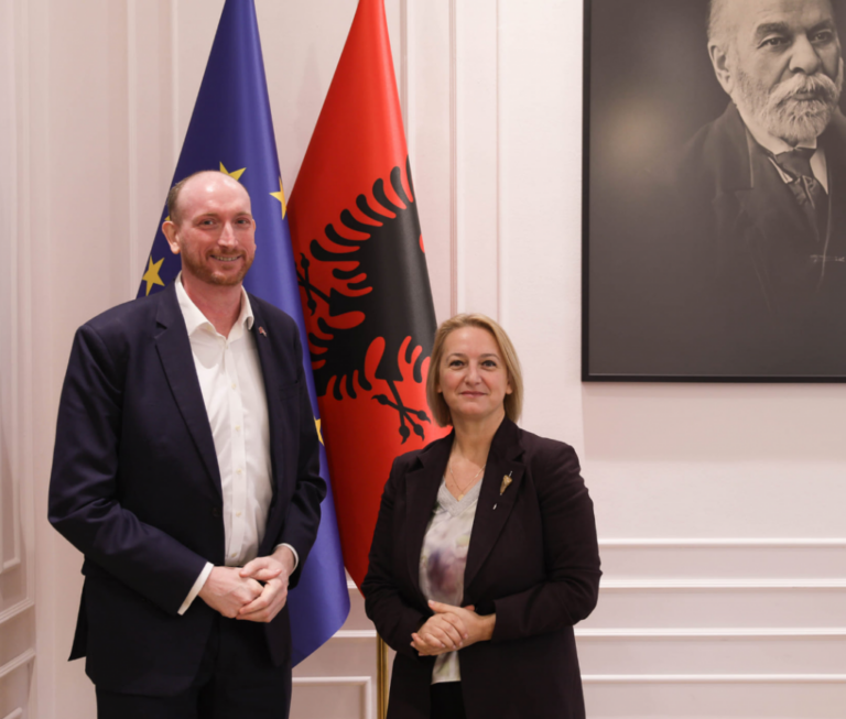 Denaj pret ambasadorin britanik King-Smith: Bashkëpunim në ndihmë të njësive bujqësore në disa zona në veri