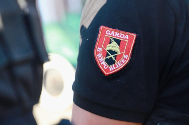 Po pastronte armën, punonjësi i Gardës qëllon veten në këmbë dhe dorë