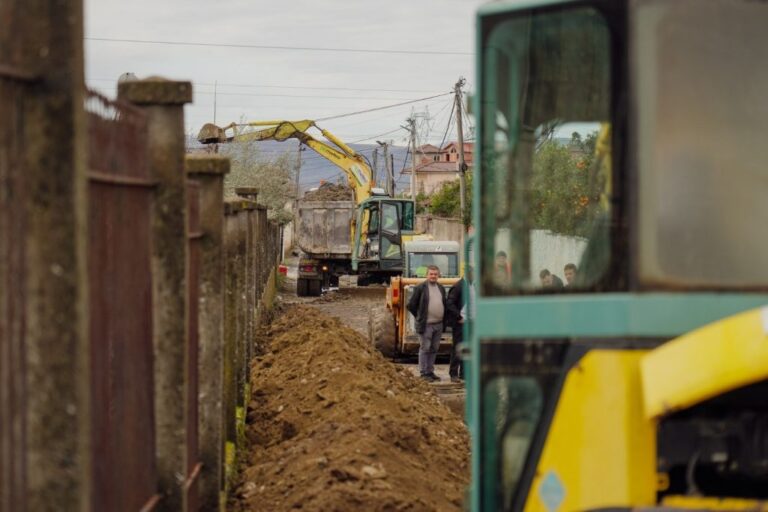 FOTO/ Gjiknuri dhe Llatja inspektojnë punimet për rehabilitimin kanalizimeve të ujërave të zeza në Elbasan