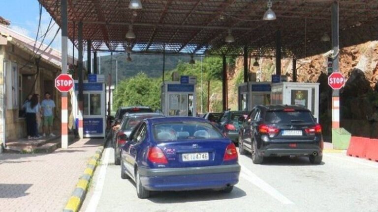 Dogana greke në grevë, të hënën bllokohet pika kufitare e Kapshticës