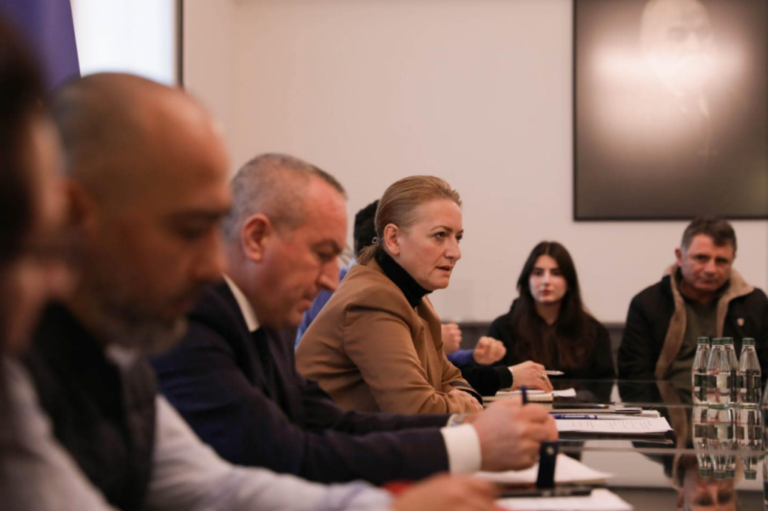 Ministrja Denaj me blegtorët: Ndërlidhja e fermerëve me përpunuesit e qumështit të jetë e favorshme për të gjithë