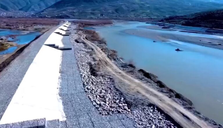 Mazniku nxjerr pamjet për ndërtimin e një shëtitoreje përgjatë Shkumbinit