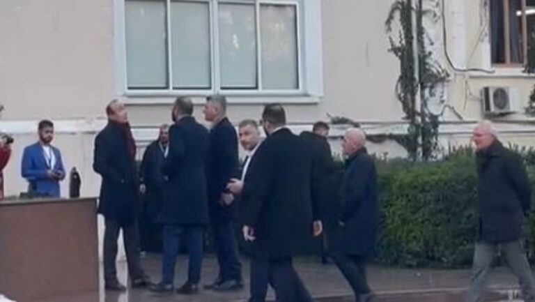 Protesta! Mblidhen deputetët e grupit të Bardhit, mes tyre edhe të përjashtuarit