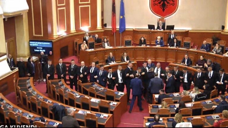 Kuvendi këtë të enjte, 23 deputetë të PD janë të përjashtuar. Ja ligjet që do votohen
