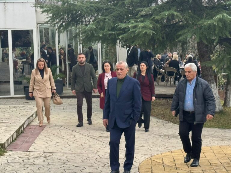 Asambleja e PS/ Ruçi vjen i vetëm, Gjiknuri dhe Ditmir Bushati mbërrin së bashku (FOTOLAJM)