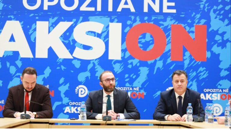 Grupi i Bardhit mbledhje me Rithemelimin në selinë e PD, ja sa deputetë janë të pranishëm