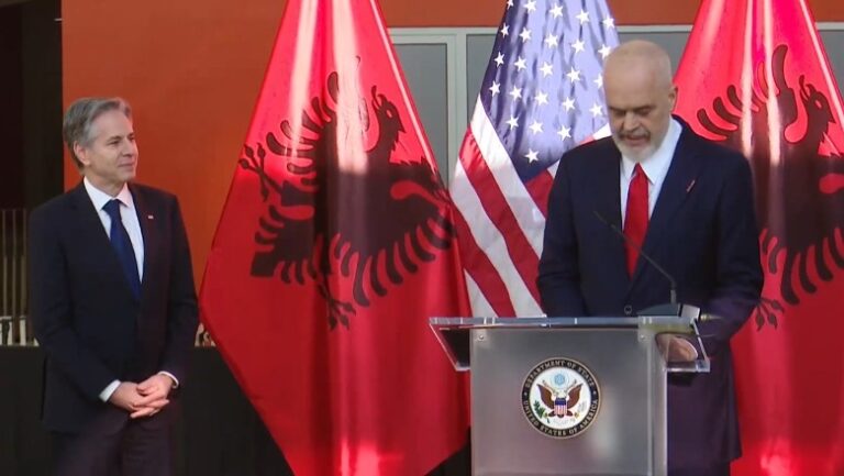Rama me Blinken tek Piramida: Diktatori Hoxha që na mësoi t’iu urrenim, po rrotullohet në varr tani