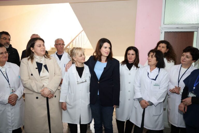 Ministrja Koçiu: Në Spitalin e Skraparit tashmë kryhen të gjitha analizat e nevojshme biokimike