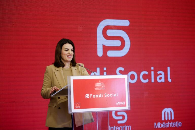 Firmosen marrëveshjet me 15 bashki, ministrja Koçiu: Shërbime të reja sociale në të gjithë territorin