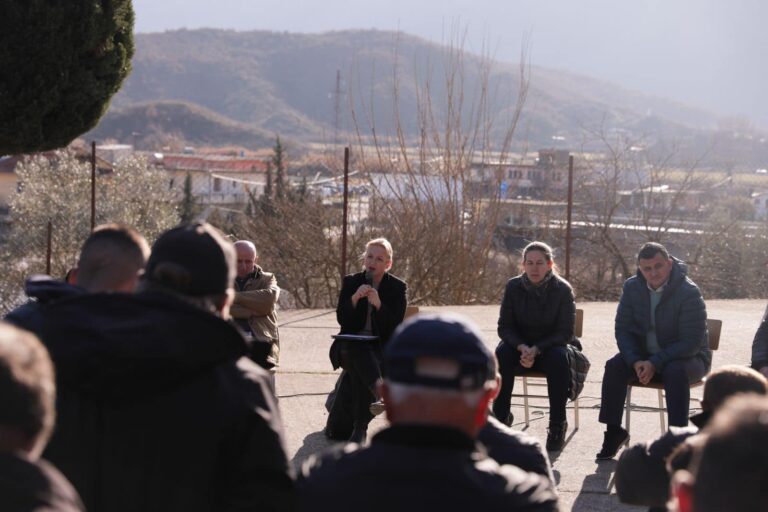 Ministrja Denaj me blegtorët e qarkut të Gjirokastrës, nevojitet bashkëpunim me pikat e grumbullimit