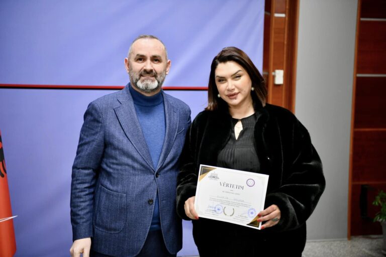 Ndihmë juridike falas, Çiljeta merr ”diplomën” nga ministri Manja: Detyrë qytetare, por dhe një detyrim moral
