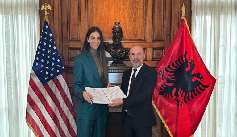 Super modelja Emina Cunmulaj merr rolin diplomatik, konsull nderi i Shqipërisë në Florida