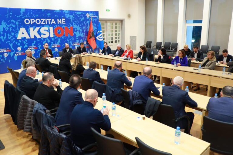Grupi Bardhi-Berisha bashkohen në selinë blu, Salianji: Shqipëria ka nevojë për opozitë të fortë, sot hapi i parë…
