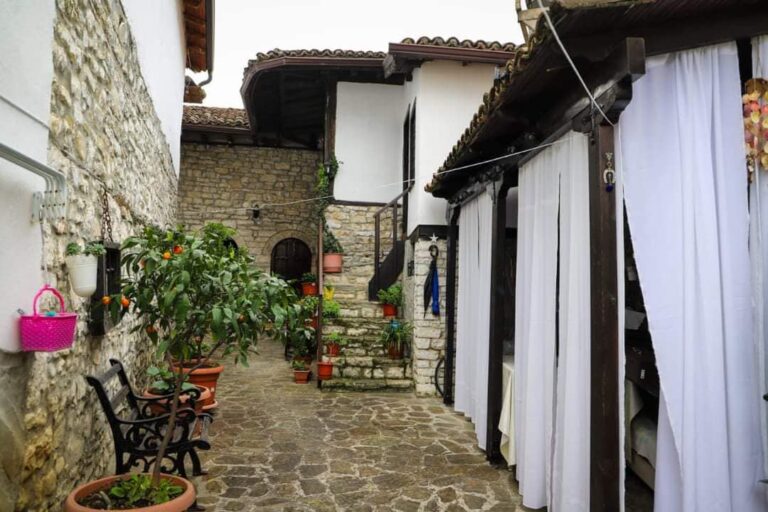 Bujtina në Mangalem, Rama: Banesa e rrallë karakteristike që mirëpret turistë vendas e të huaj