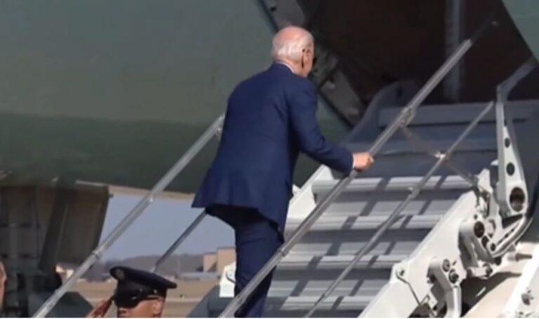 Tjetër incident viral i Joe Biden, pengohet teksa ngjit shkallët e avionit (VIDEO)