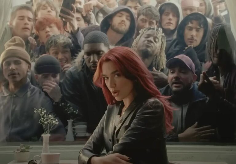 E vetme në kafene, dhjetëra burra e shohin nga dritarja. Videoklipi i ri nga Dua Lipa vjen me shumë mesazhe