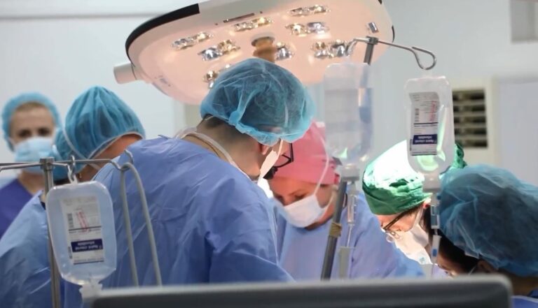 VIDEO/ Operacioni i rrallë në QSUT, Rama: Për herë të parë riparimi i valvolës së aortës me metodë inovative