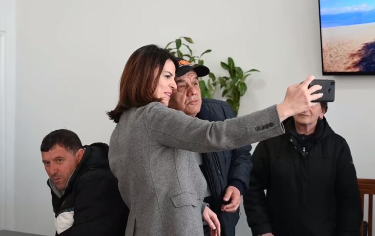 VIDEO/ Ministrja Koçiu në qendrën ditore në Pogradec: 15 shërbime të reja në të gjithë vendin, rreth 2400 përfitues
