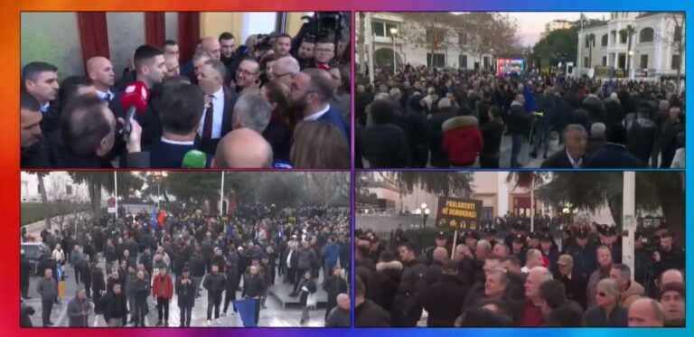 VIDEO/ ”Thirr popullin këtu, të futen brenda”, deputetët për*lasen me Gardën në derën e Kuvendit