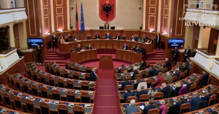 VIDEO/ Kuvendi nis seancën pa opozitën, në sallë vetëm qeveria dhe PS-ja