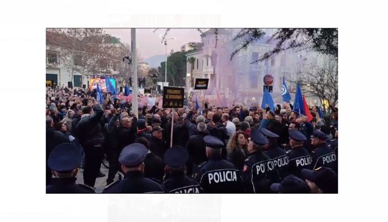 VIDEO/ Protesta e PD-së para Parlamentit, ka tensione mes popullit dhe Policisë