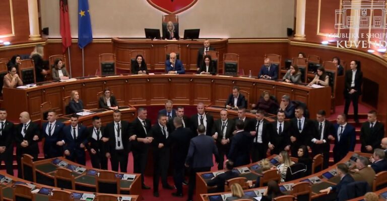 VIDEO/ Disa deputetë të PD futen në sallën e Kuvendit, nis kaosi dhe tensionet
