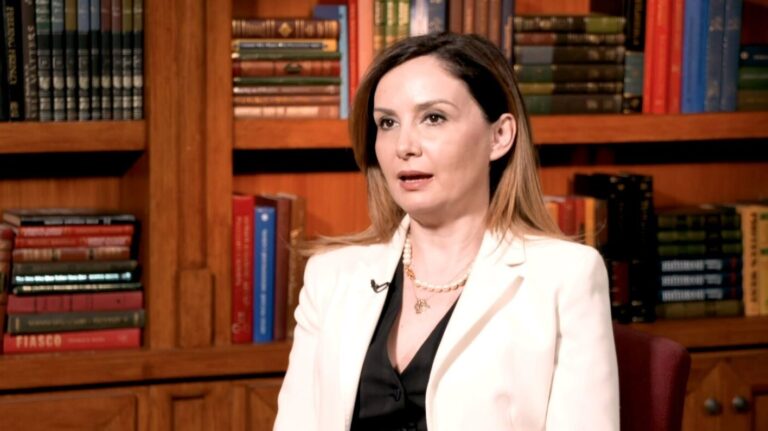 Jorida Tabaku për VOA: PD të mos përfshihet në betejën e Berishës me drejtësinë