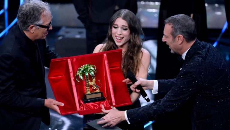 VIDEO/ Sanremo 2024, pas 10 vitesh fiton një grua. Triumfon ”vajza e artit”, 22-vjeçarja Mango