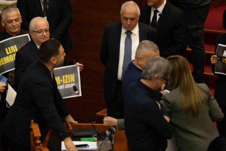 Kronikë/ PS mbron burrat e Bashës dhe ”go*et” gratë. Vokshi: Rama përdor deputetet