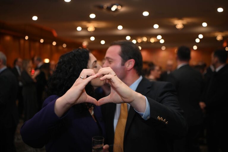 Foto hit në rrjet, Presidentja Osmani uron Shën Valentinin me puthje