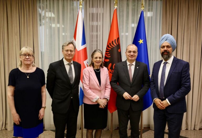 Ministri Igli Hasani takim me deputetë britanikë, të ftuar nga Kuvendi