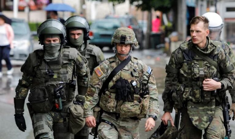 Pas tensioneve, KFOR largohet nga ndërtesat komunale në veri të Kosovës
