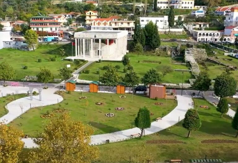 Rama ndan pamjet: Lulishtja e re në Lezhë, nxjerr në pah vlerat e monumentit të Skënderbeut!