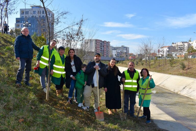 FOTO/ Nga Big Basta tek Luiza Gega, vipat që i bashkohen fushatës së bashkisë për mbjelljen e pemëve në Tiranë