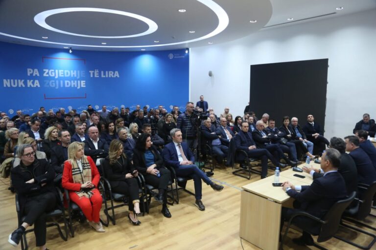 Grupi i Bardhit dhe Rithemelimi u bashkuan në selinë blu, Xhafko: U lehtësua nga mungesa e Berishës