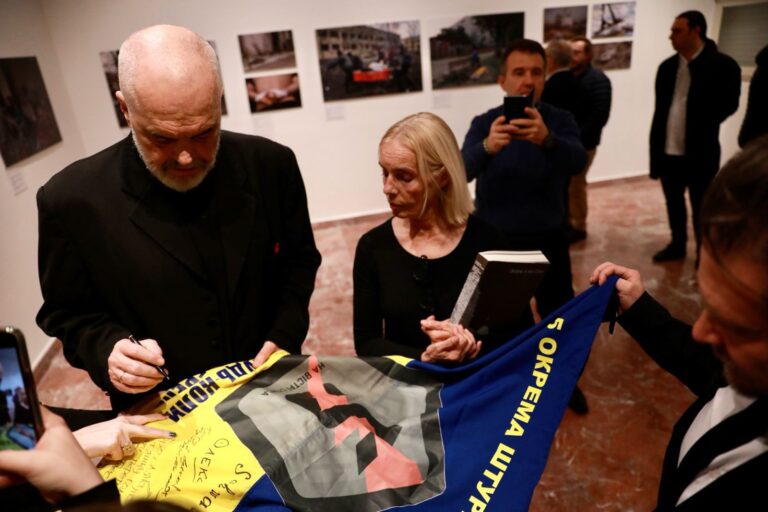 FOTO/Rama: Një ekspozitë me dëshmi pamore të agresionit rus mbi popullin ukrainas, në vigjilje të vizitës së presidentit Zelensky në Tiranë