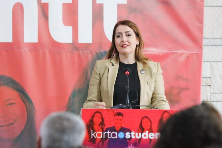 Karta e Studentit edhe në Gjirokastër, ministrja Manastirliu: Qasje në gamë të gjerë shërbimesh me çmime të reduktuara