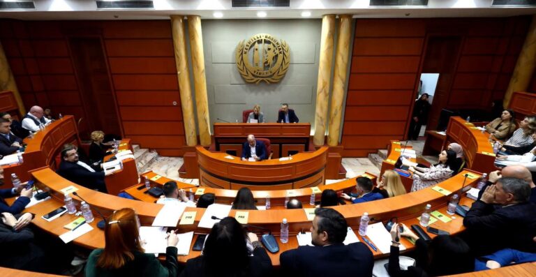 Nga bursat për nxënësit tek ndihma ekonomike, Këshilli Bashkiak i Tiranës miraton disa vendime të rëndësishme