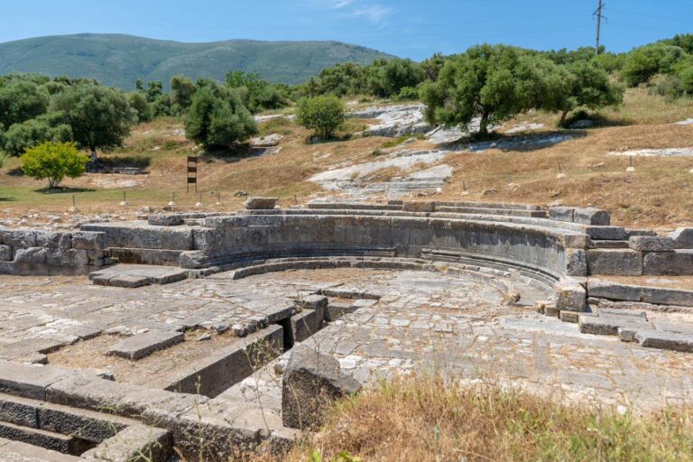 Ministri Arbjan Mazniku publikon foton e teatrit të Orikumit: Monumenti më i njohur…