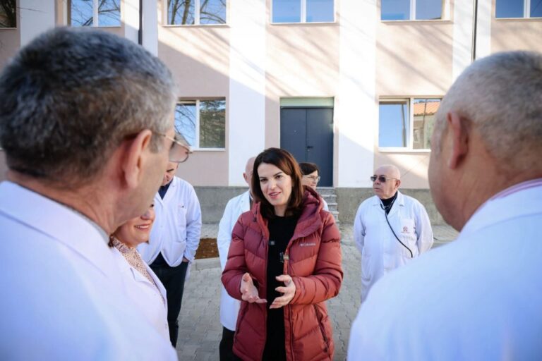 Ministrja Koçiu në spitalin e Mirditës: Brenda pak javësh finalizojmë punimet