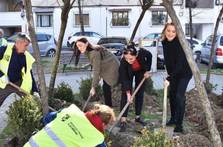 Beniada Nishani i bashkohet fushatës për mbjelljen e pemëve në Tiranë: Mbani të pastër qytetin duke e gjelbëruar sa më shumë