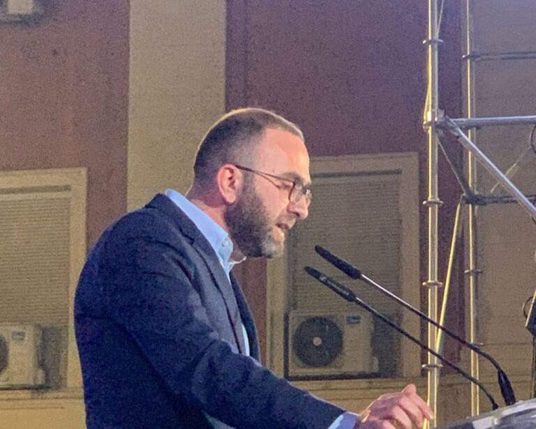 Pas protestës Bardhi shkon në selinë blu dhe thumbon Bashën: Gjykata të na japë vulën e partisë